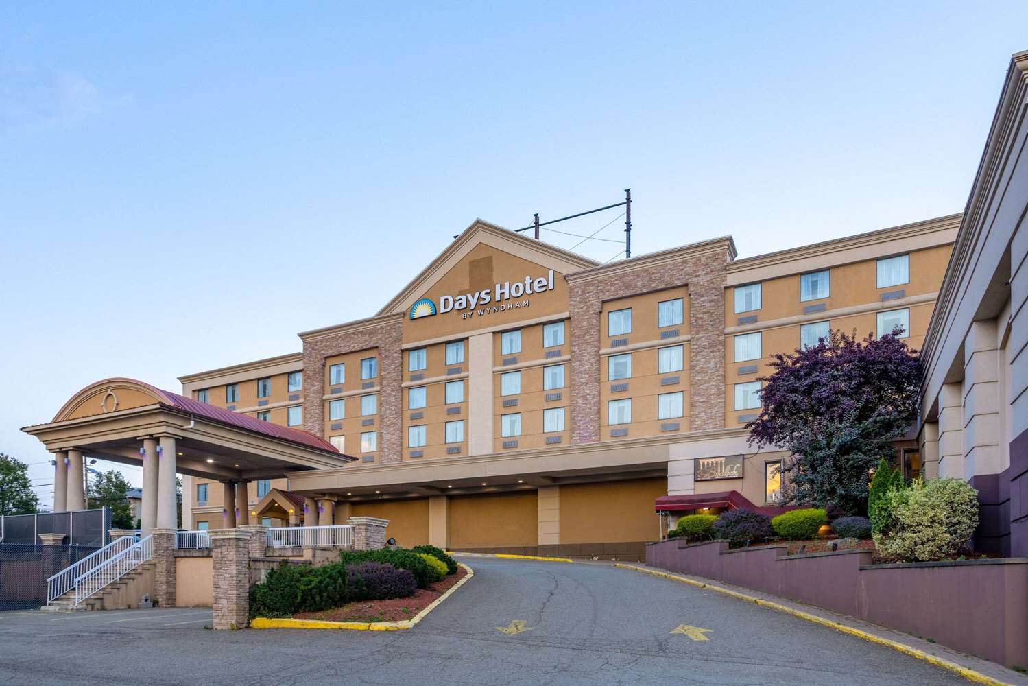 Days Hotel by Wyndham North Bergen /NYC 2/33