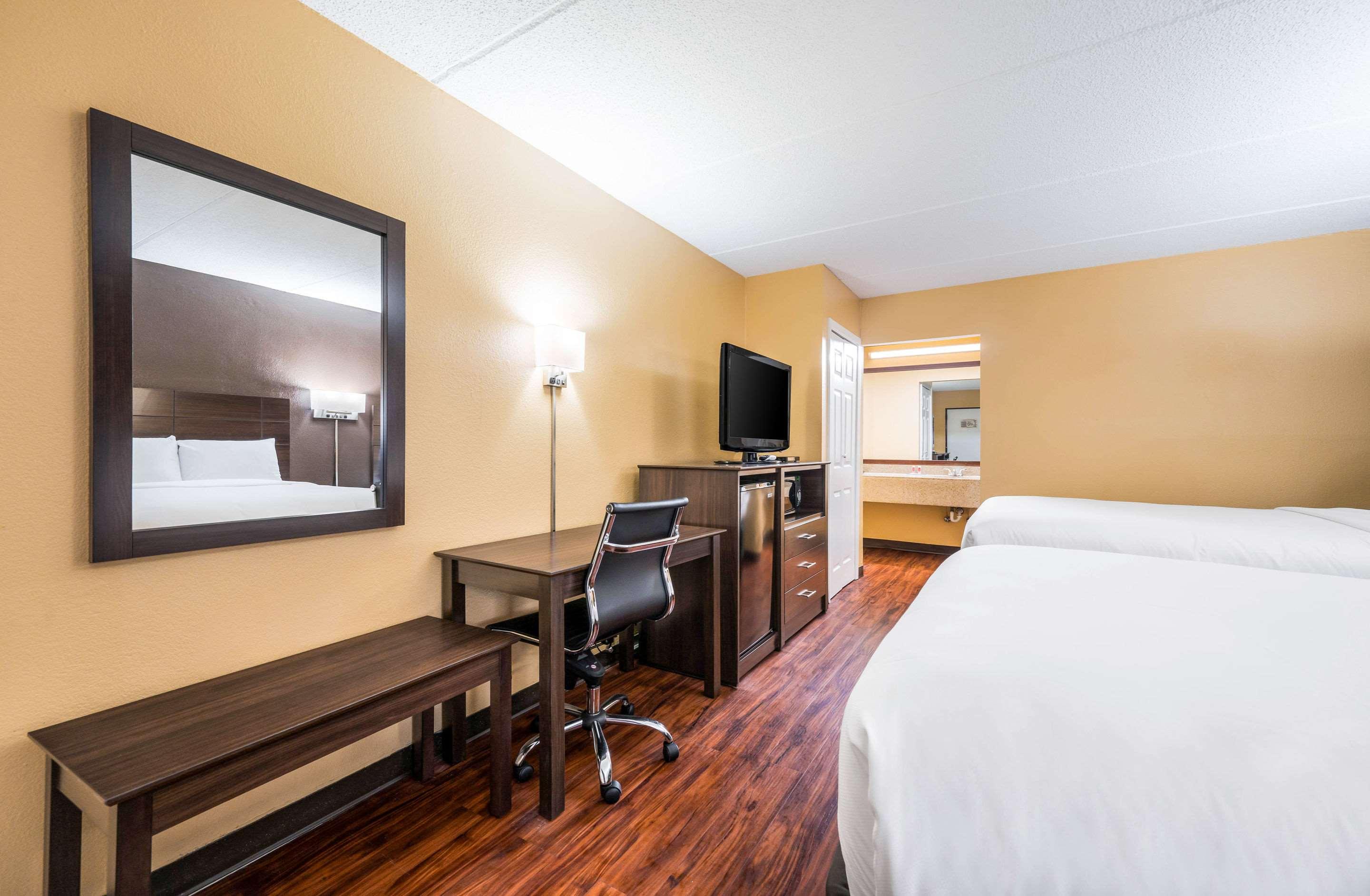 غرفة بسريرين كوين للمدخنين، Econo Lodge Columbus near Airport 2/3