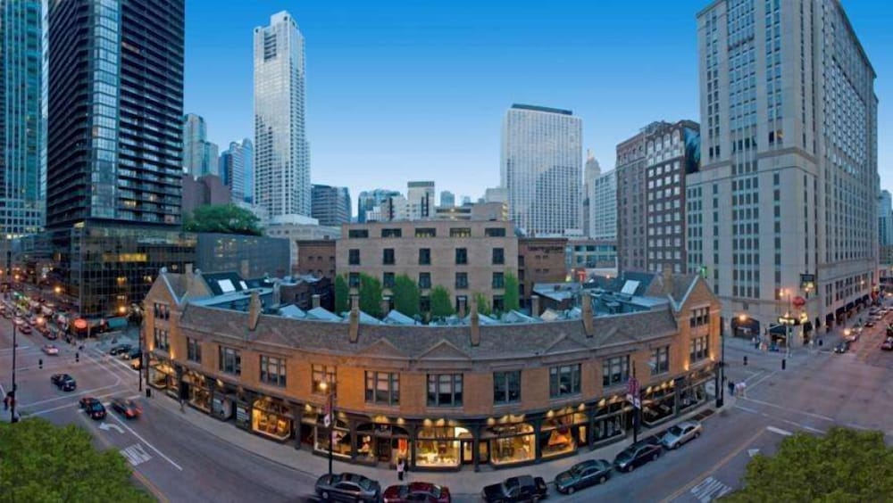 Embassy Suites by Hilton Chicago Downtown River North photo3