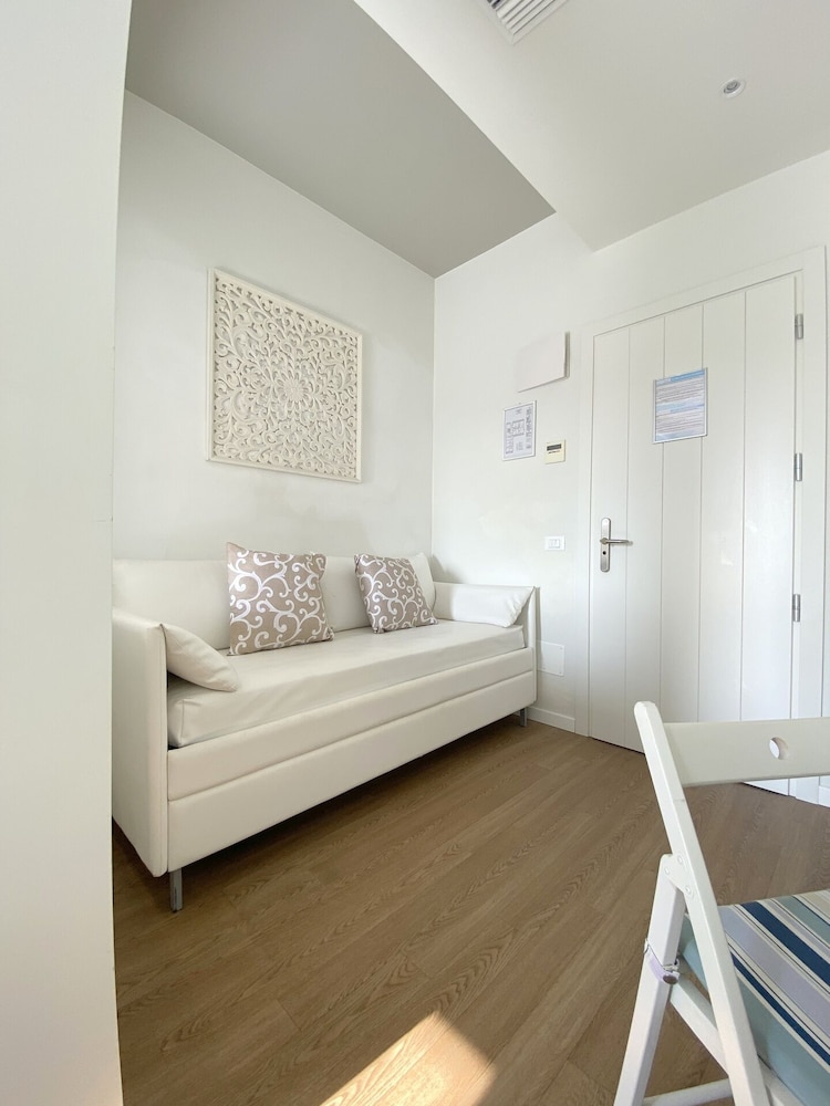 JUNIOR SUITE, STUDIO, POOL VIEW, BALCONY