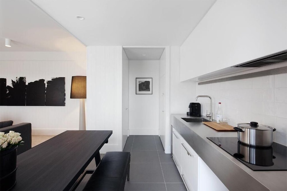 Burbury Hotel & Apartments 43/49