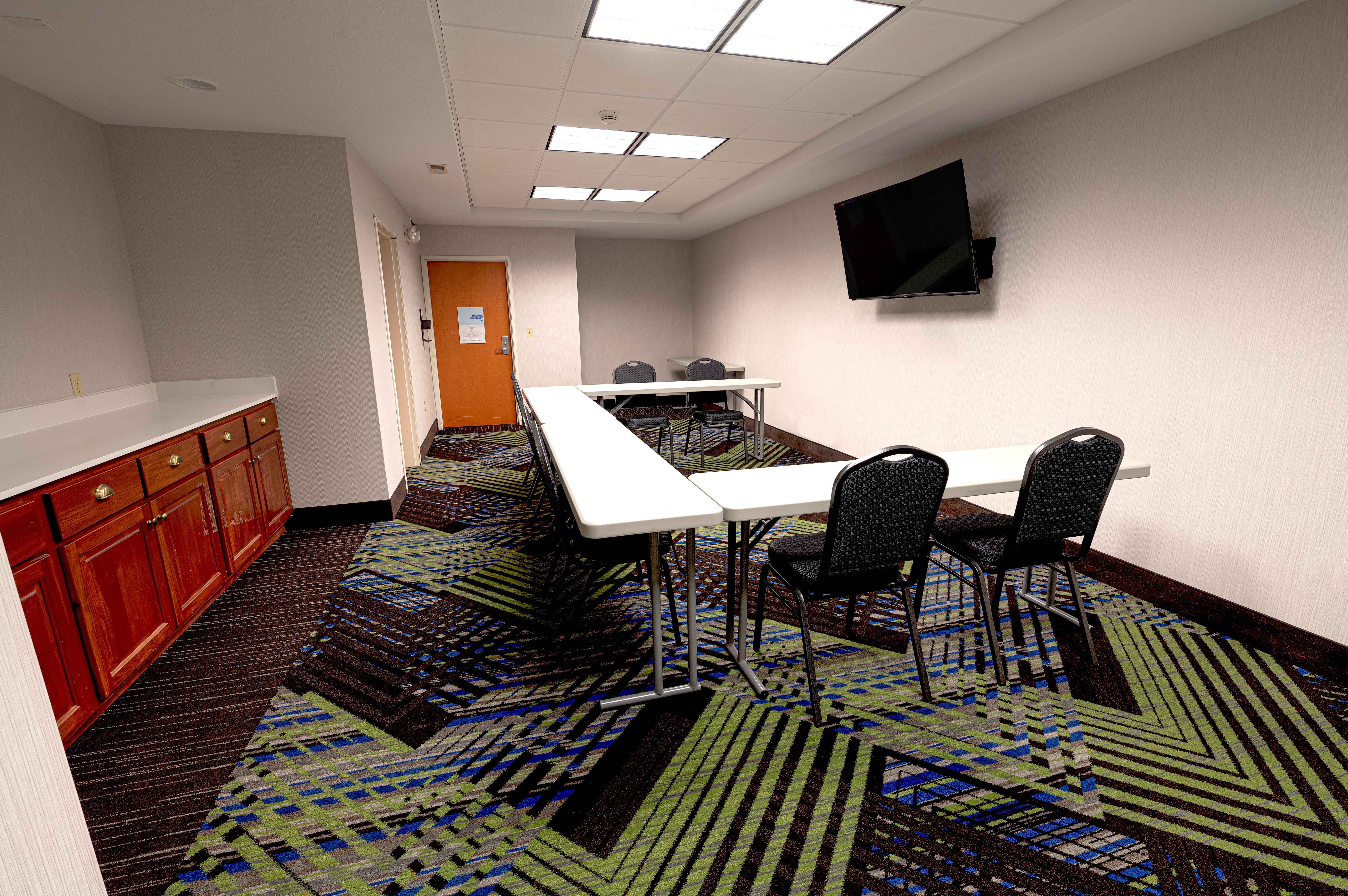 Holiday Inn Express Hotel Suites East Lansing 55/58