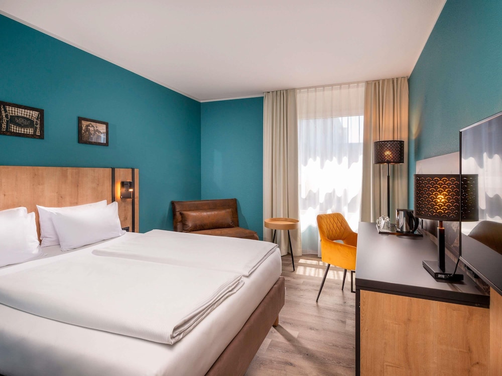 ROOM, QUEEN BED
