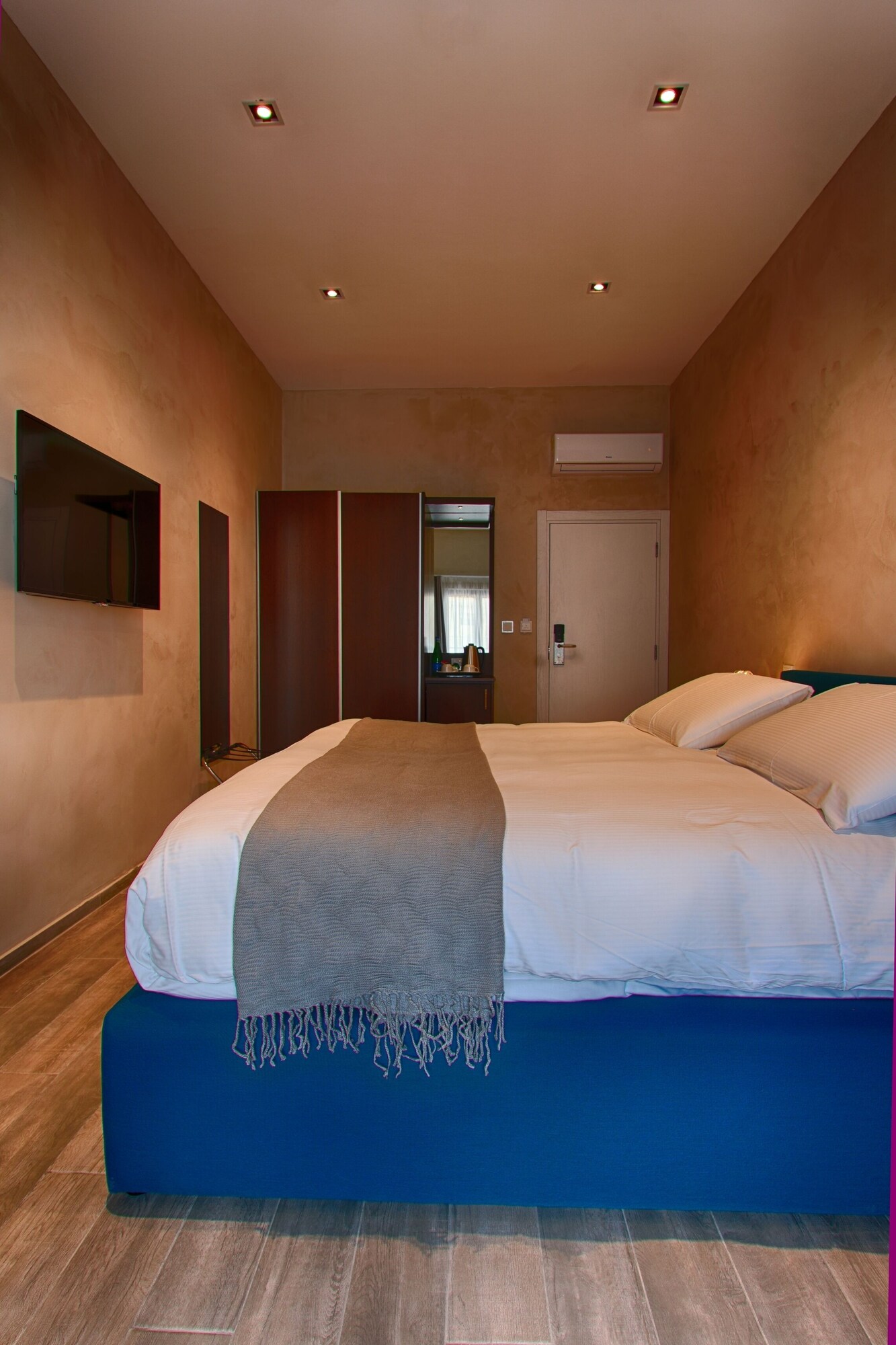 Comfort, Queen Bed