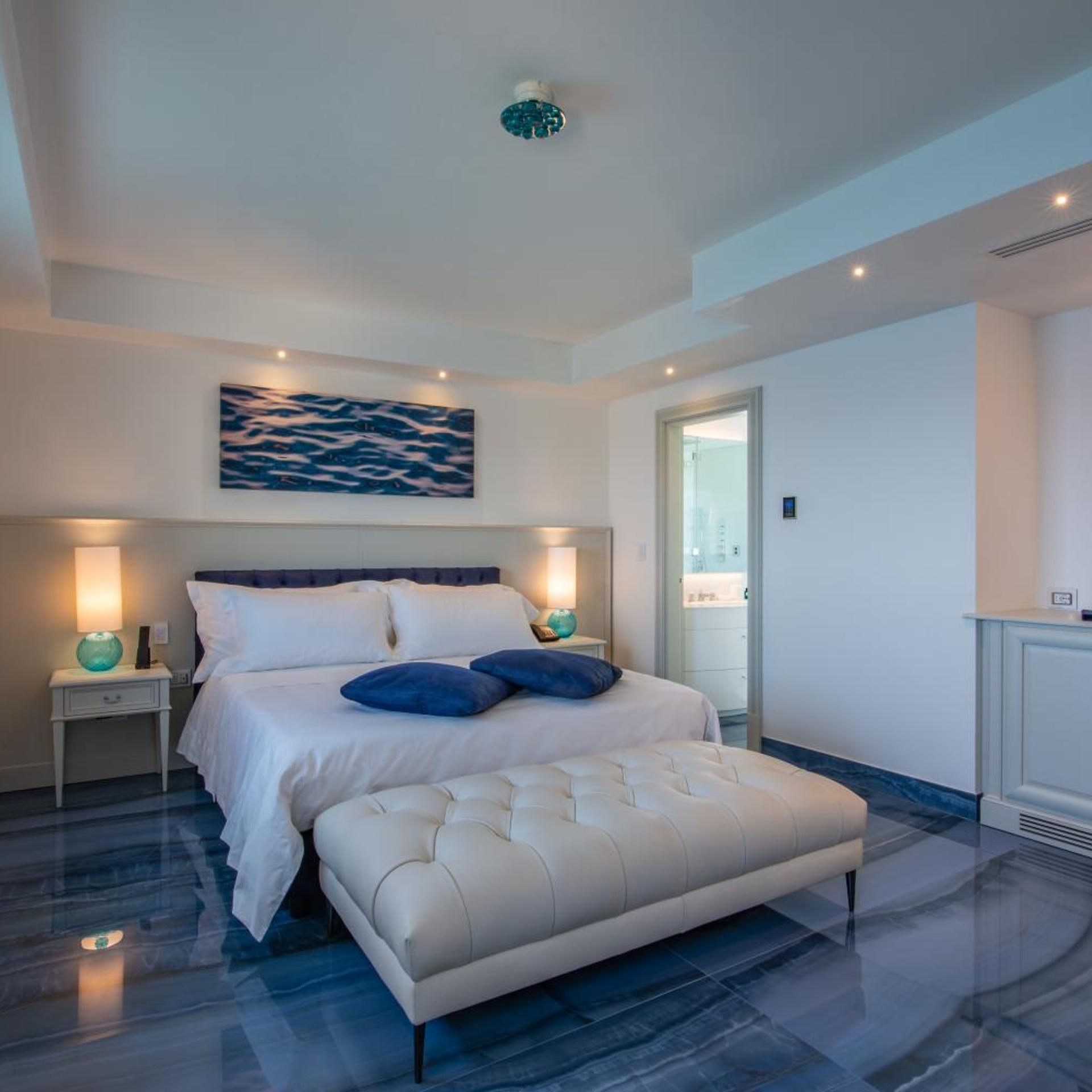 Deluxe, Sea View