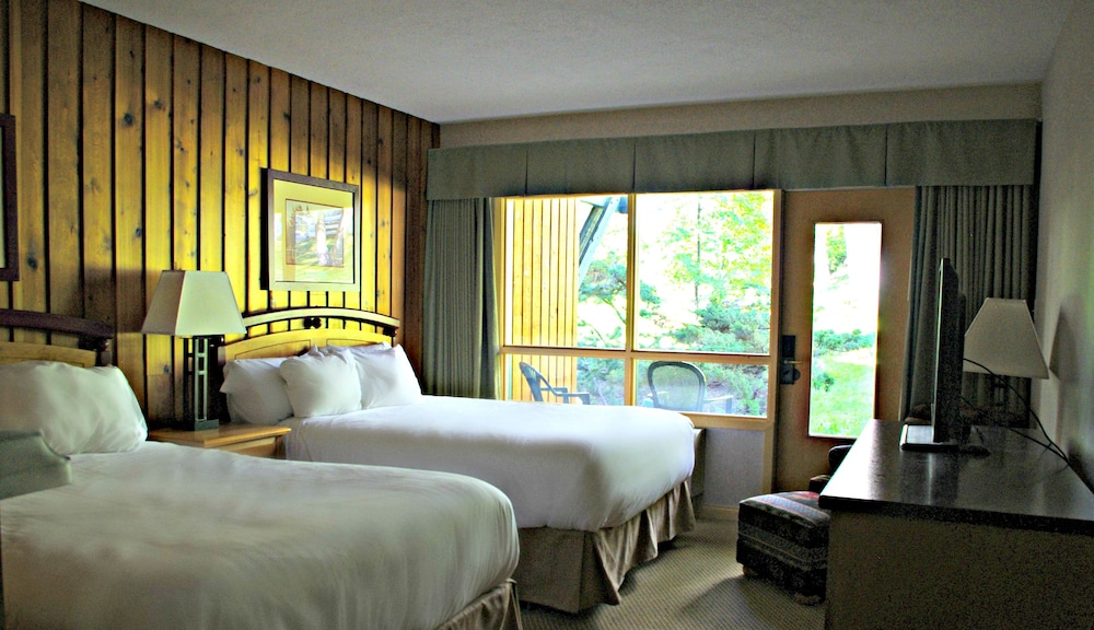 Classic, 2 Queen Beds, Fairmont Hot Springs Resort 3/3