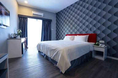 DELUXE, KING BED, STREET VIEW