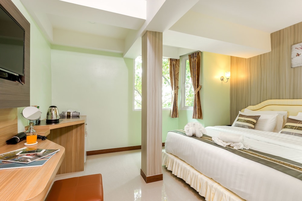 RoomQuest Suvarnabhumi Airport Rom Klao 30/55