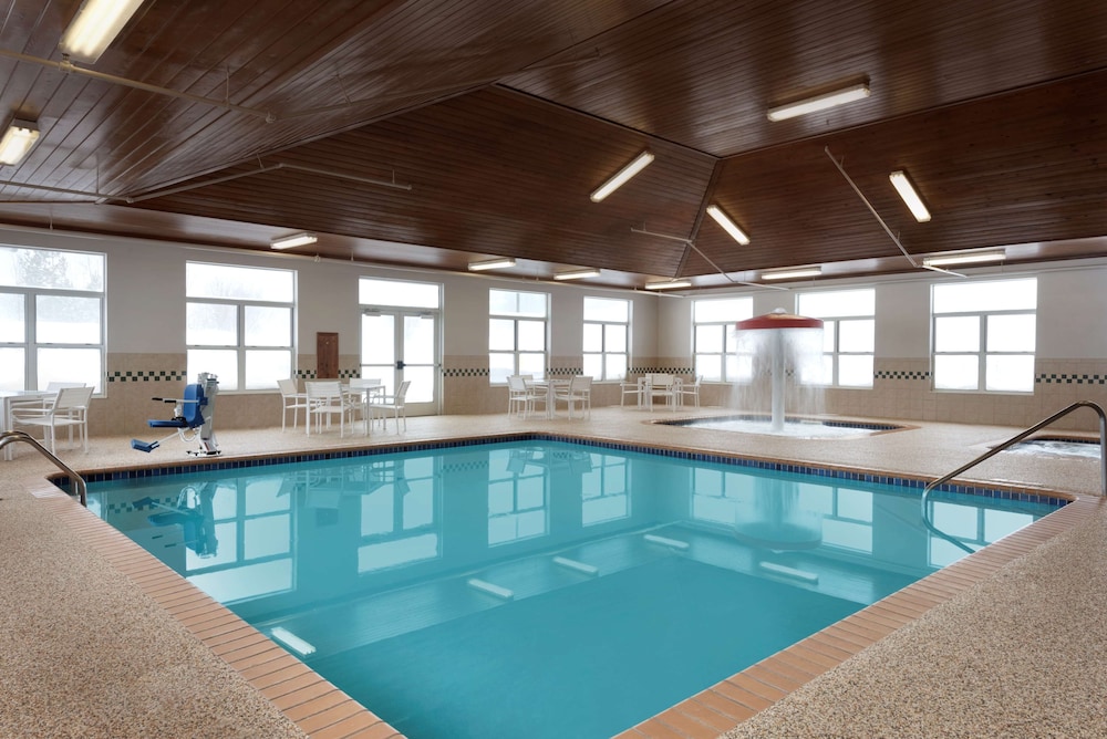 Country Inn and Suites By Radisson, Houghton, MI 1/26