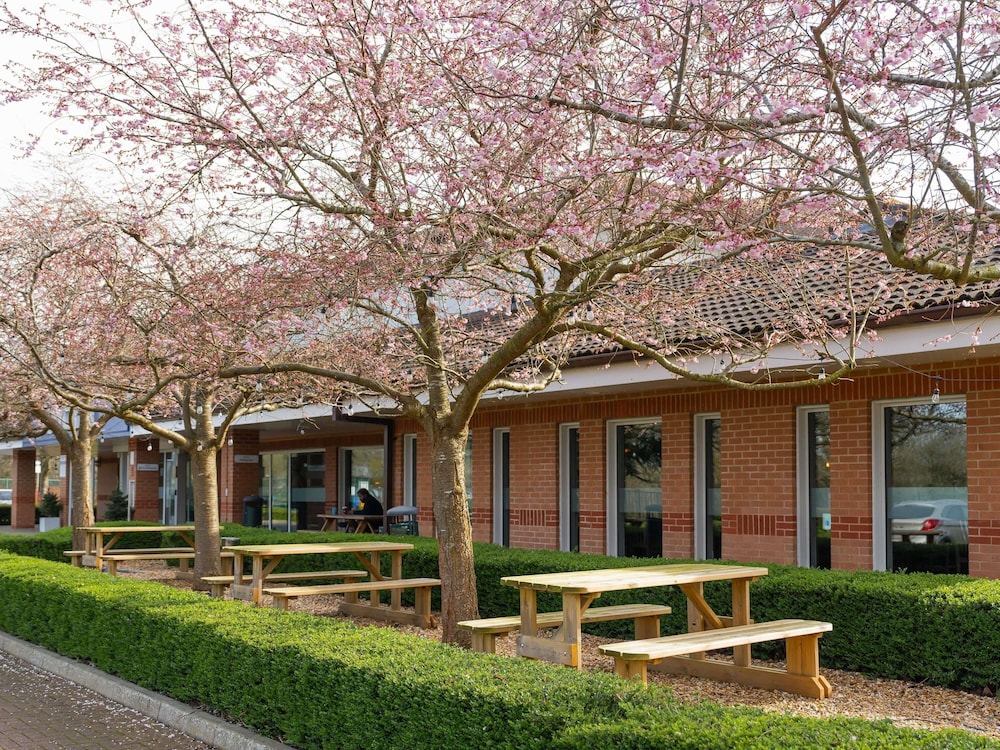 NOVOTEL MILTON KEYNES 73/74
