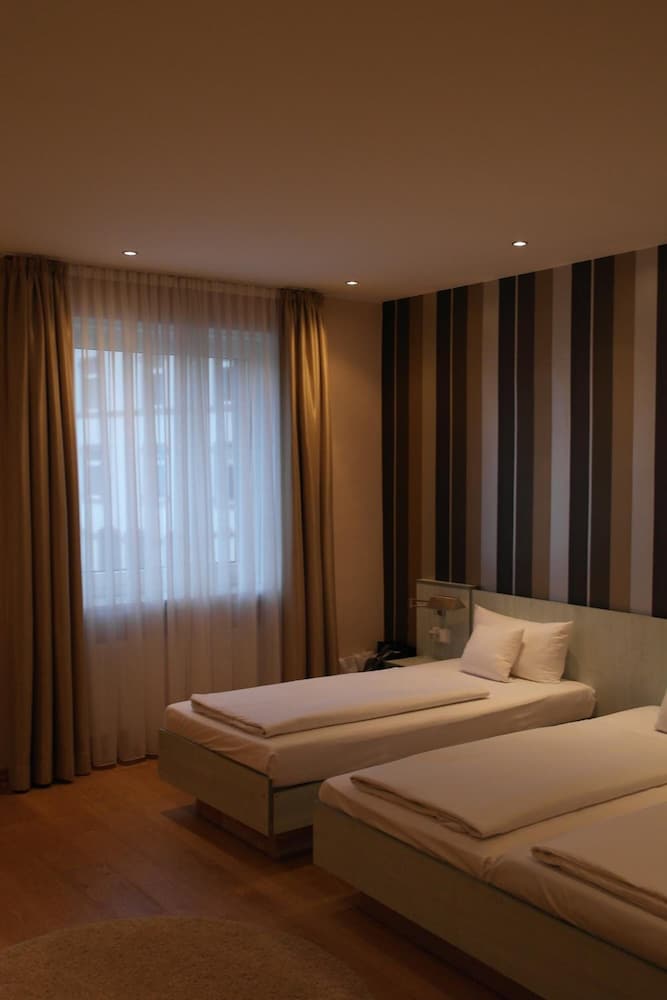 Hotel Attache 20/30