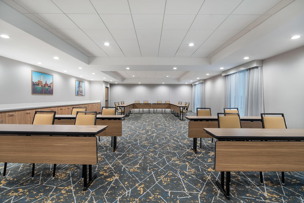Hampton Inn & Suites by Hilton Irving DFW Airport North 44/56