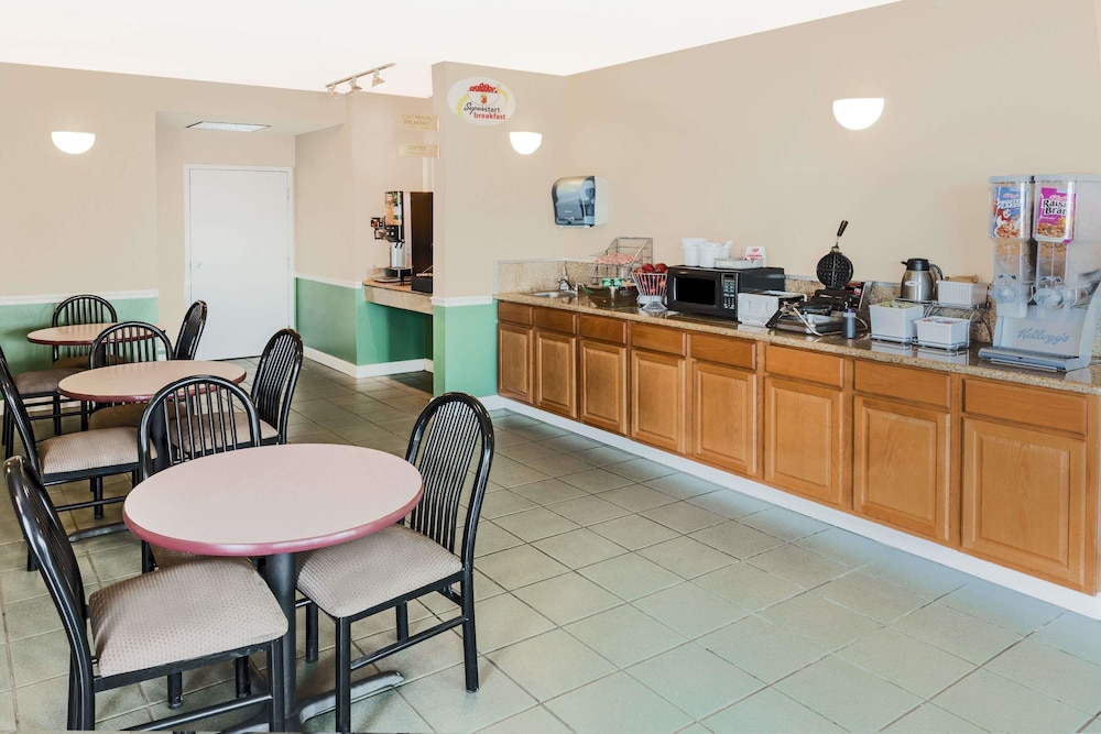 Super 8 By Wyndham Madison/Ridgeland Area 55/58