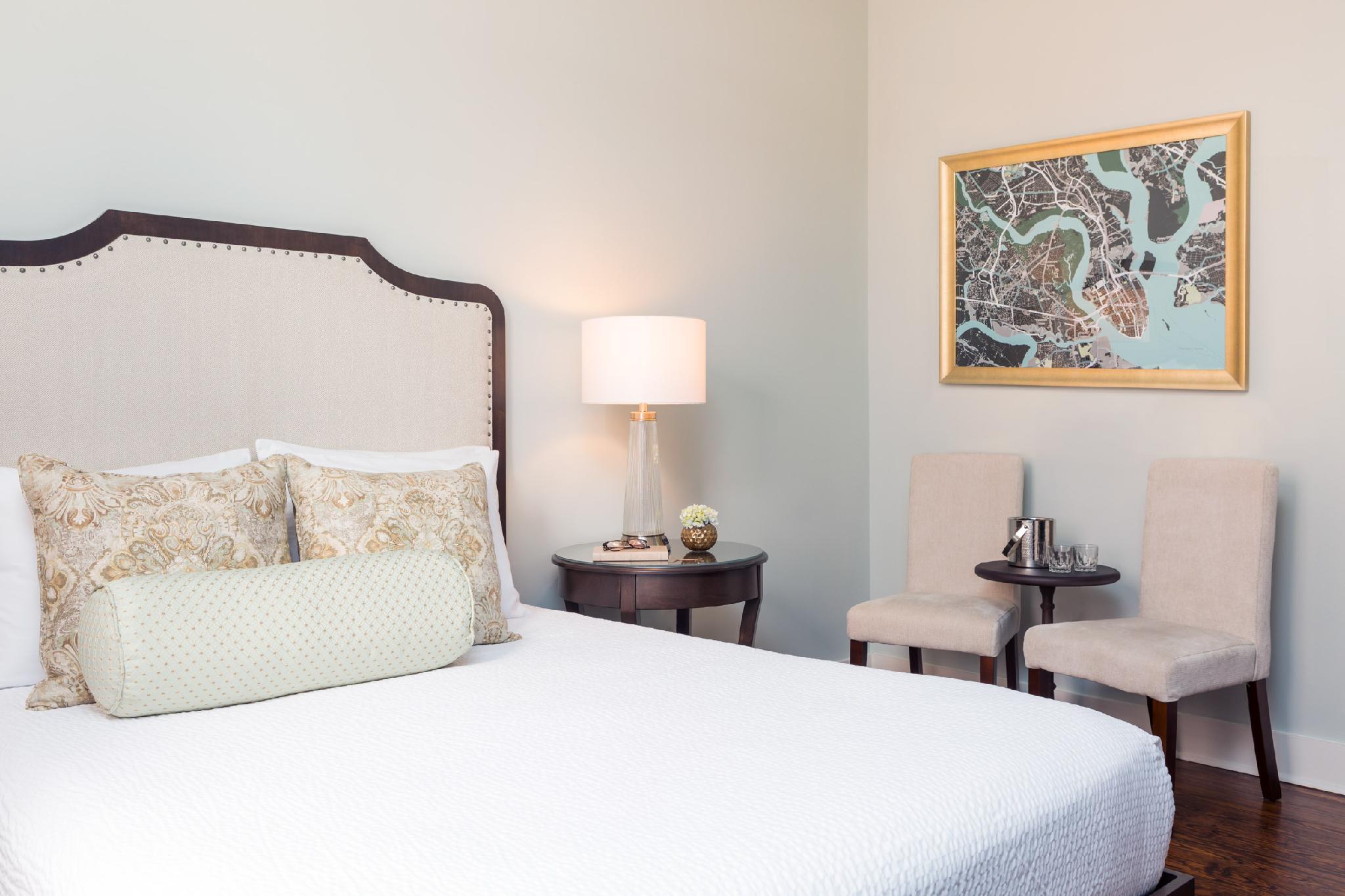 Courtyard, Guest Room, Queen Bed