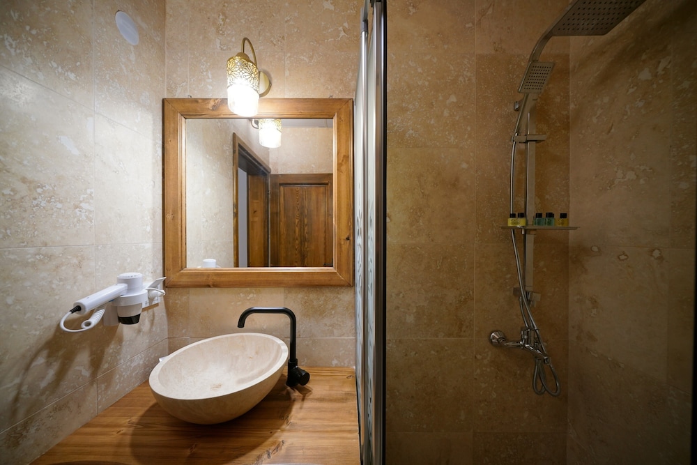 Pashahan Hotel 40/43