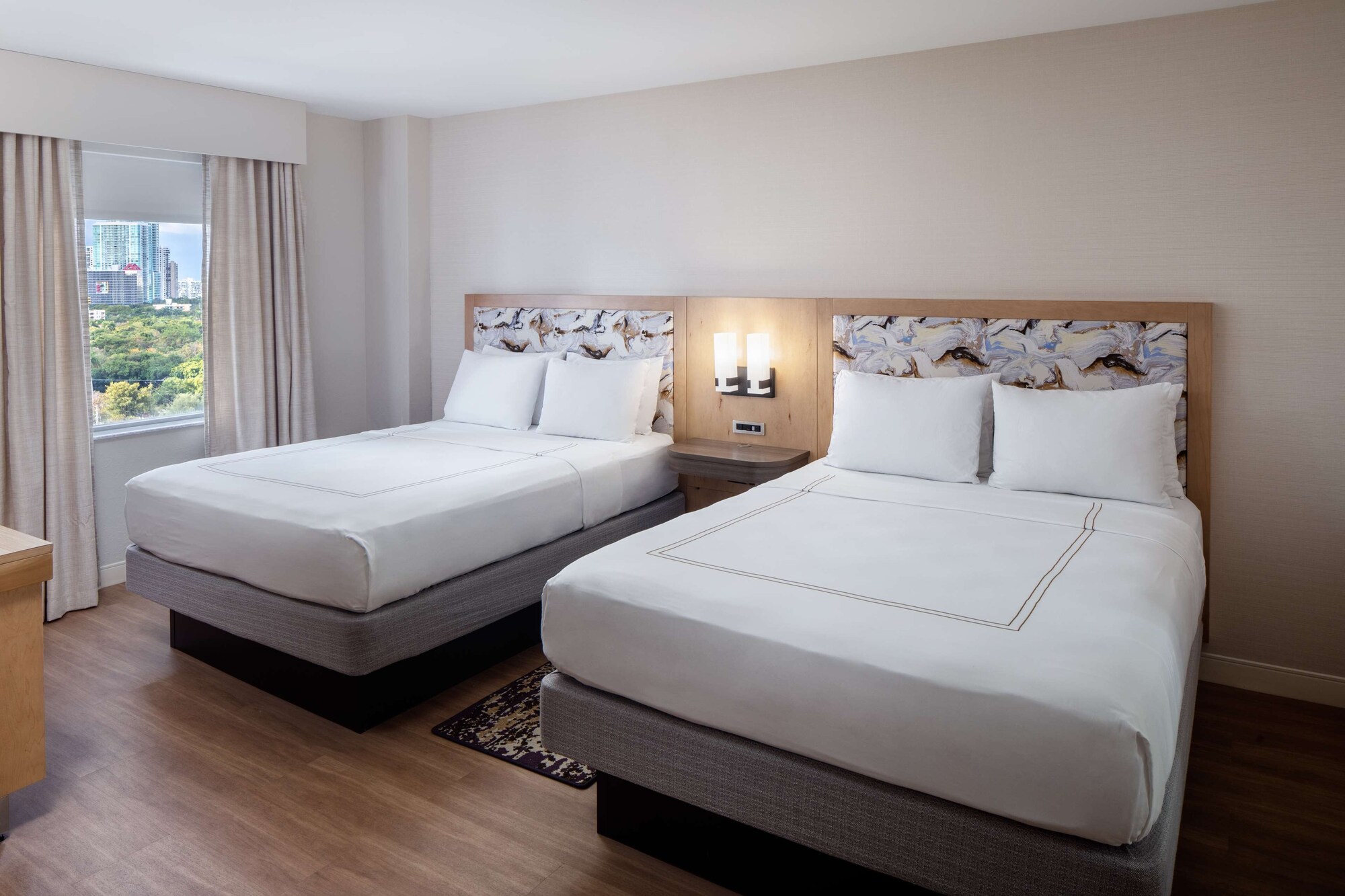 ELITE, 2 QUEEN BEDS