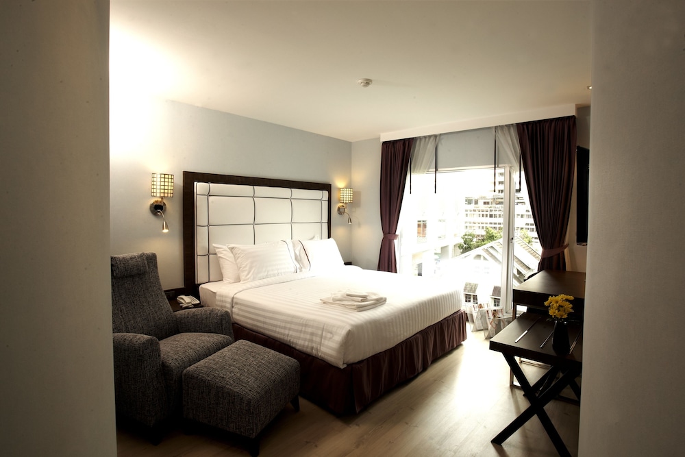 S Sukhumvit Suites Hotel 33/57