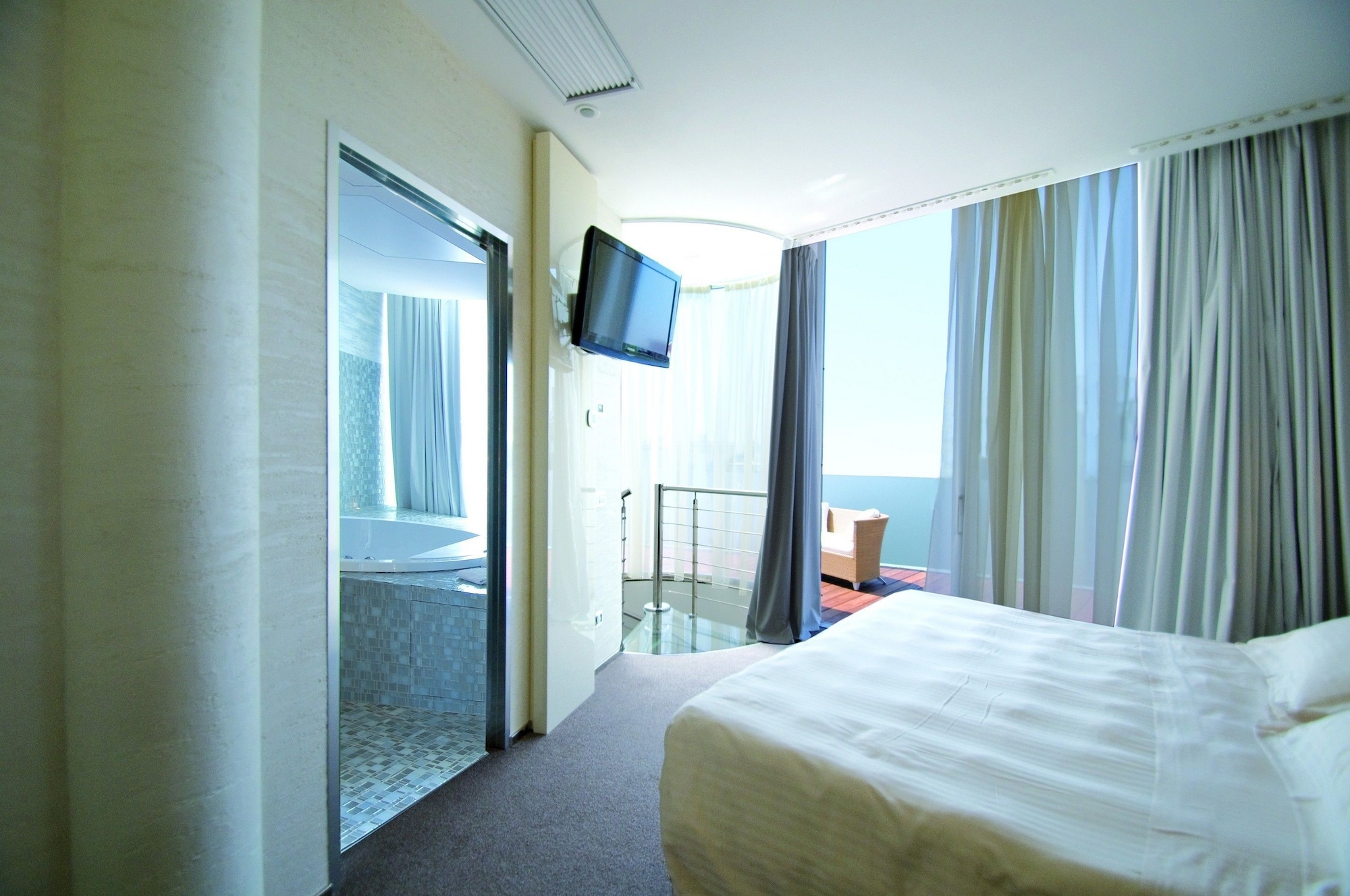 2 BEDROOMS, LUXURY, SUITE, QUEEN AND TWIN BEDS, SEA VIEW