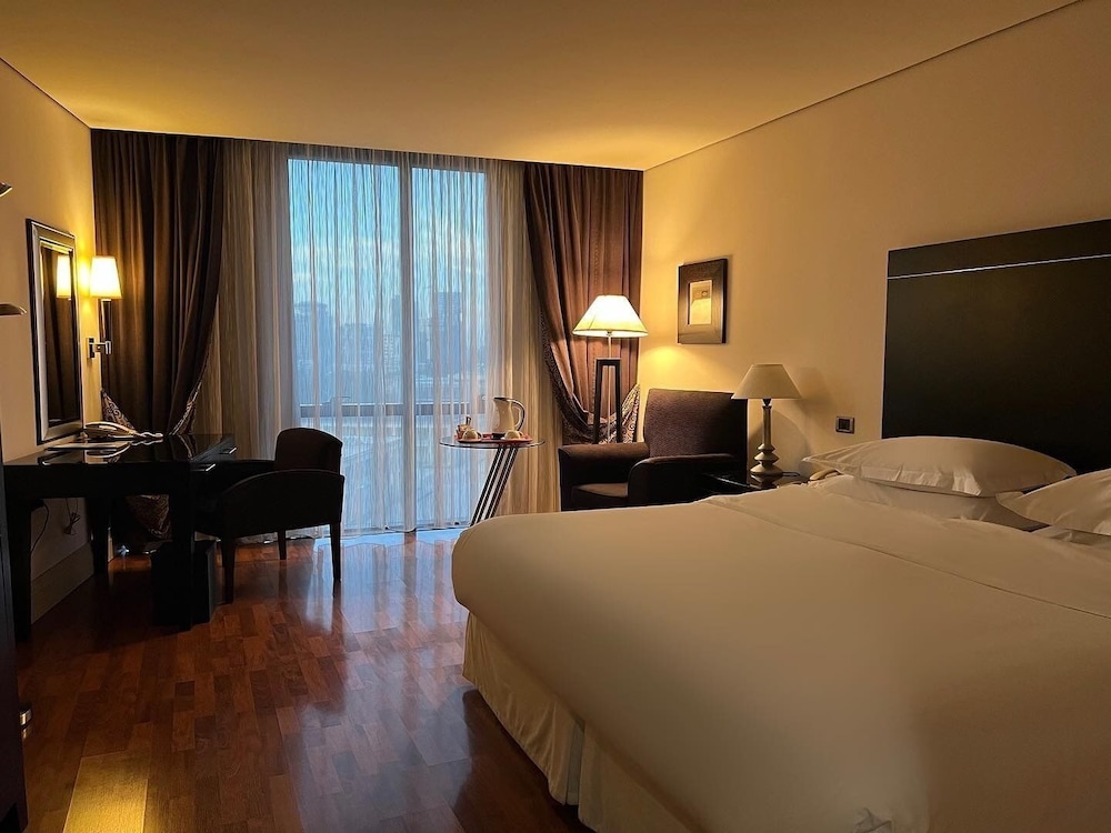 DELUXE, DOUBLE OR TWIN BED