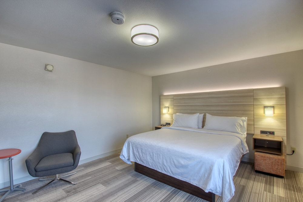 Holiday Inn Express Hotel And Suites Milwaukee Airport 16/74