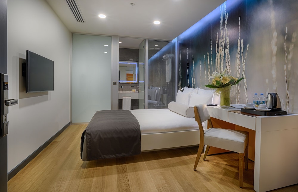 SUPERIOR, DOUBLE OR TWIN BED, NO WINDOW