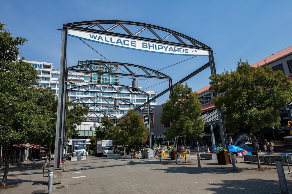 Lonsdale Quay Hotel 66/76