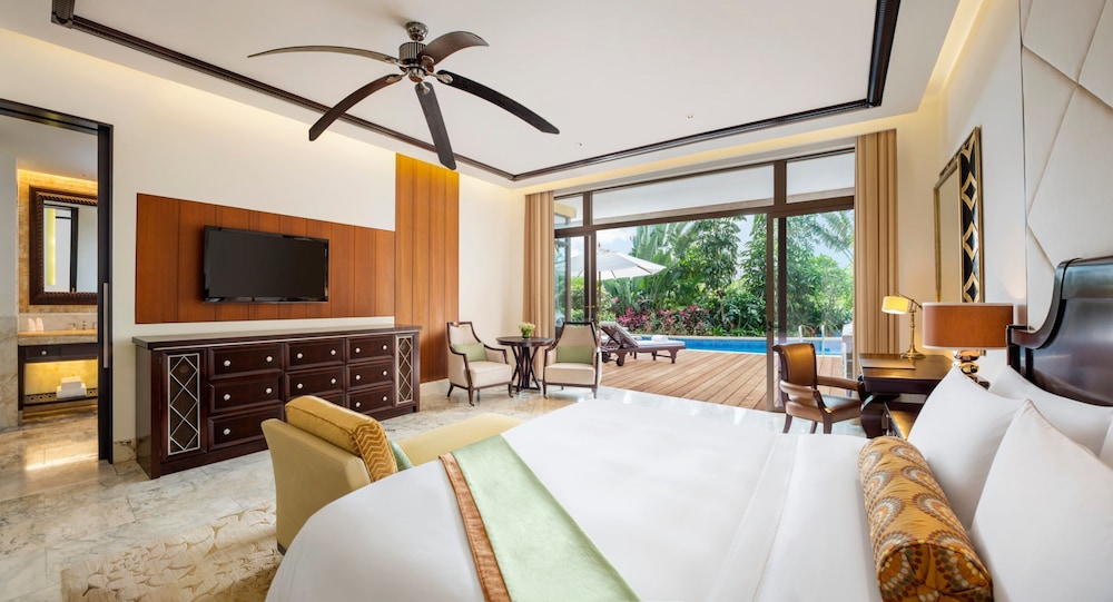 Room, King Bed, Lagoon View, Pool Access
