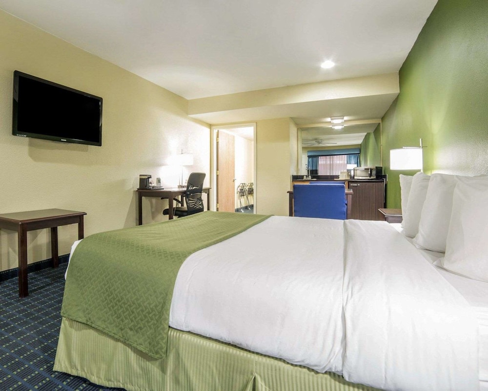 Quality Inn Needles, CA 17/34