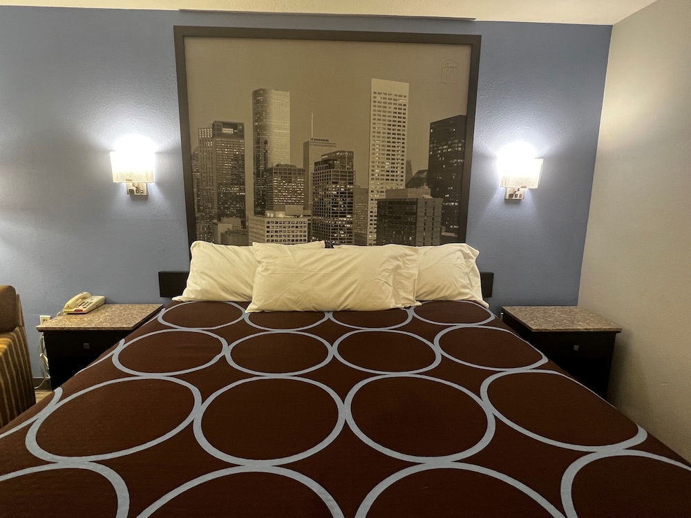Super 8 by Wyndham Cleveland TX 17/29