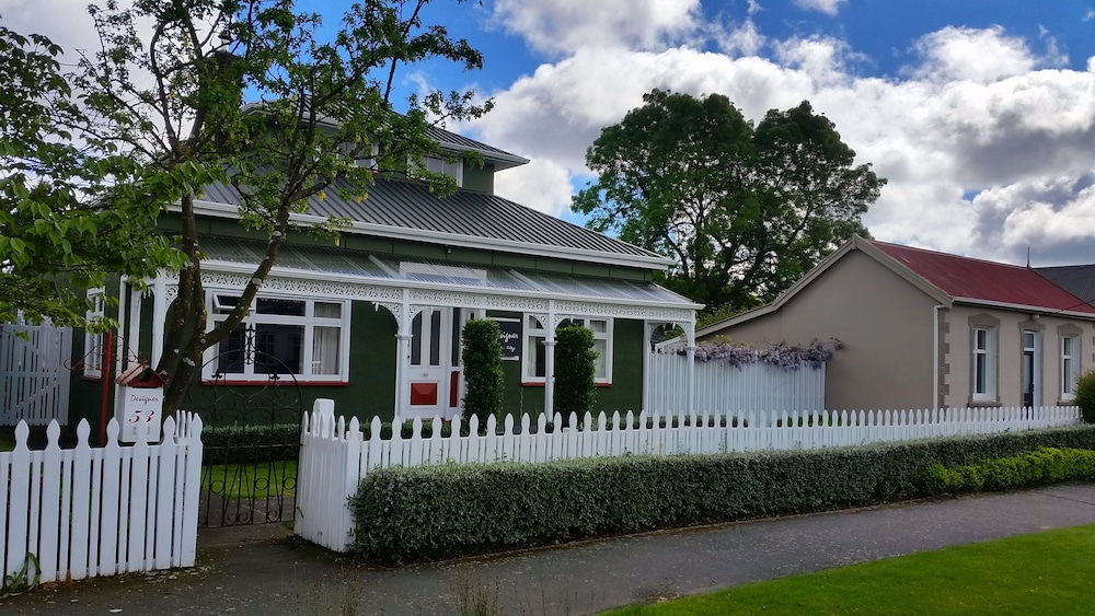 Designer Cottage 6/65