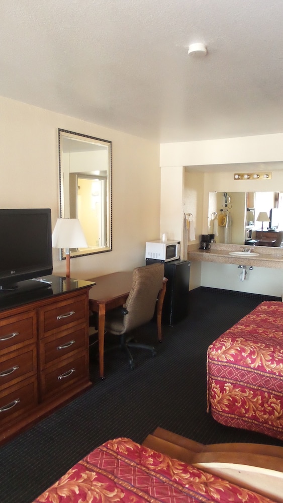 Holiday Motel Oakdale 25/66
