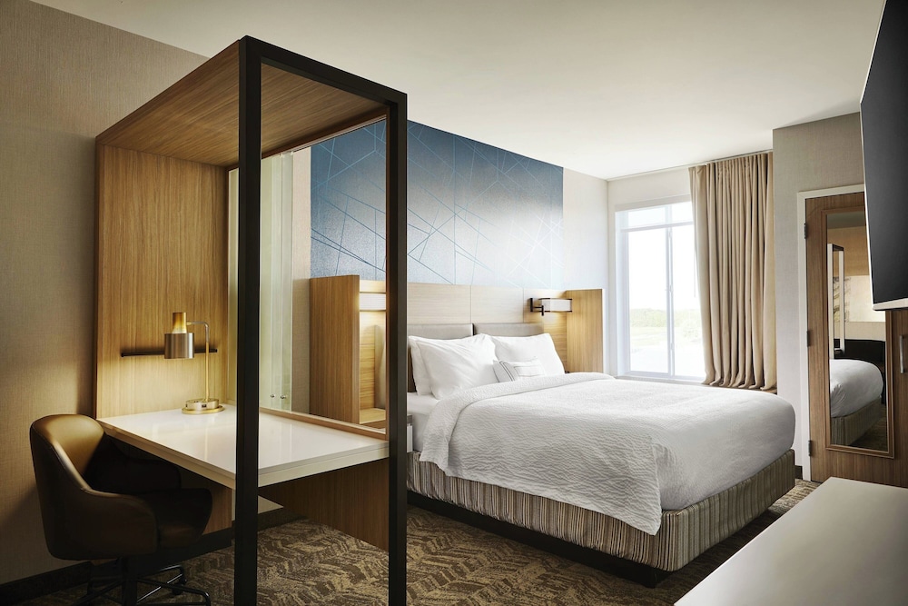 SUITE, KING BED, ACCESSIBLE