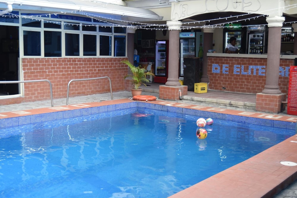 De'elites Pool Bar & Inn 27/30