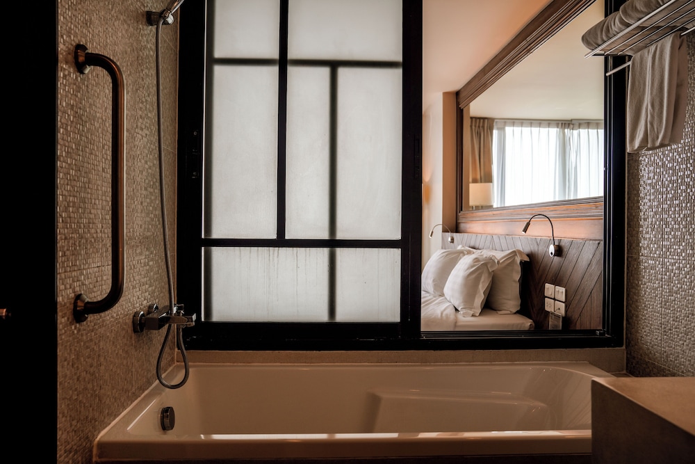 Lanna, Art, Twin Beds, Bathtub، Art Mai Gallery Nimman Hotel 4/5