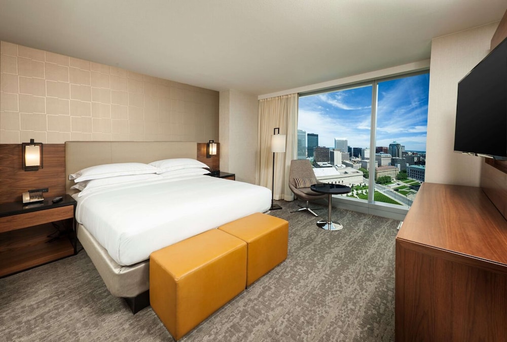 Ambassador, Suite, King Bed، Hilton Cleveland Downtown 2/10