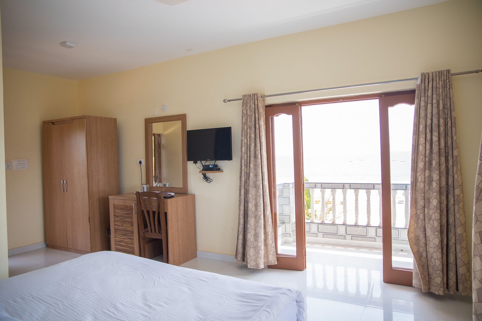 SUPER, DELUXE, SEA VIEW