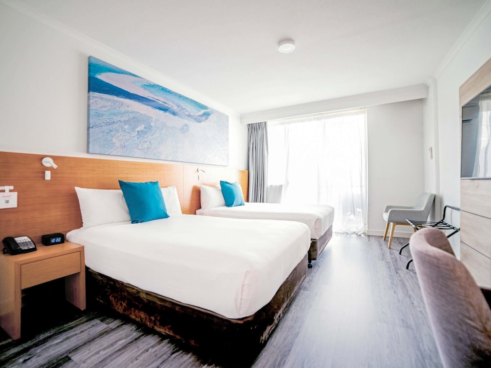 غرفة قياسية بسريرين مزدوجين بإطلالة على المسبح، Novotel Cairns Oasis Resort 2/9
