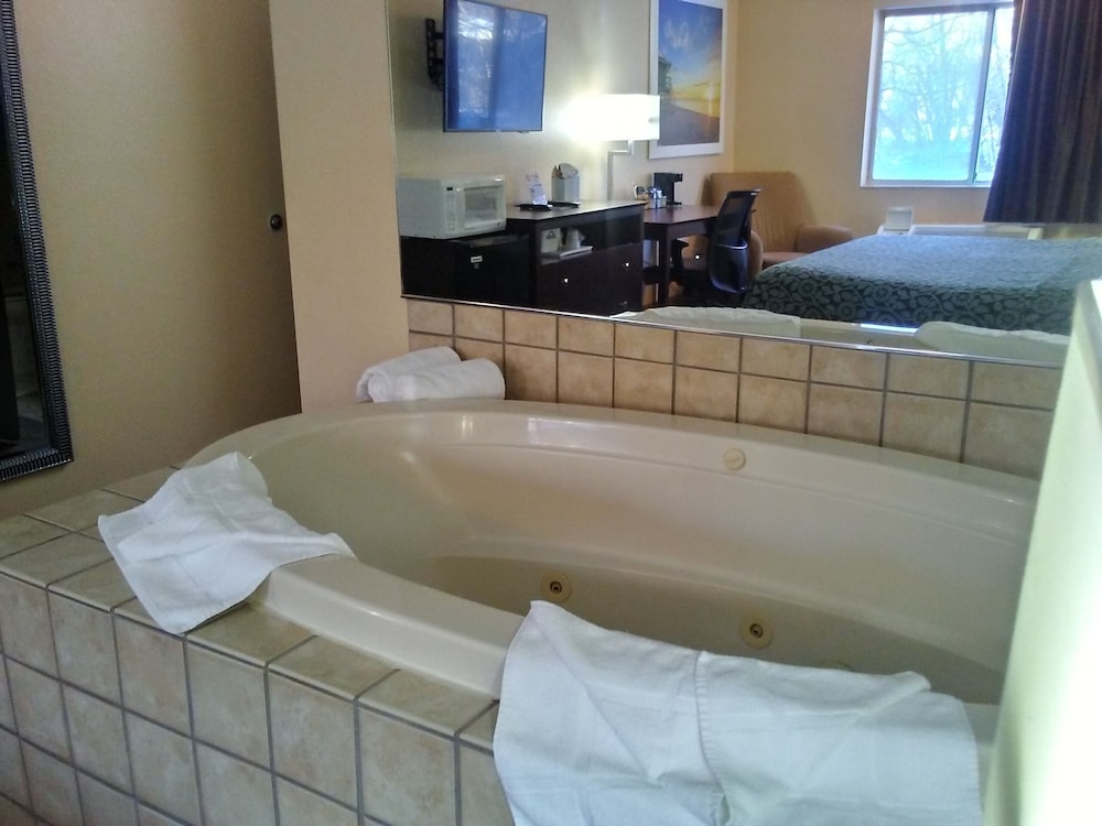 Days Inn & Suites by Wyndham Kaukauna WI 30/58