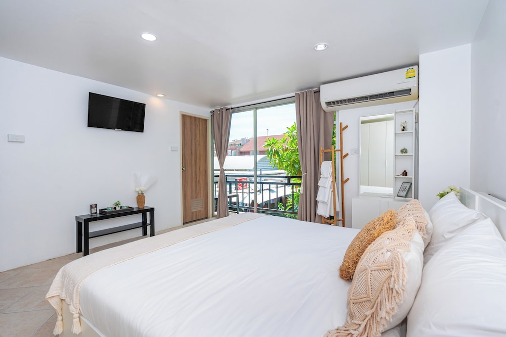 ROOM, KING BED, BALCONY