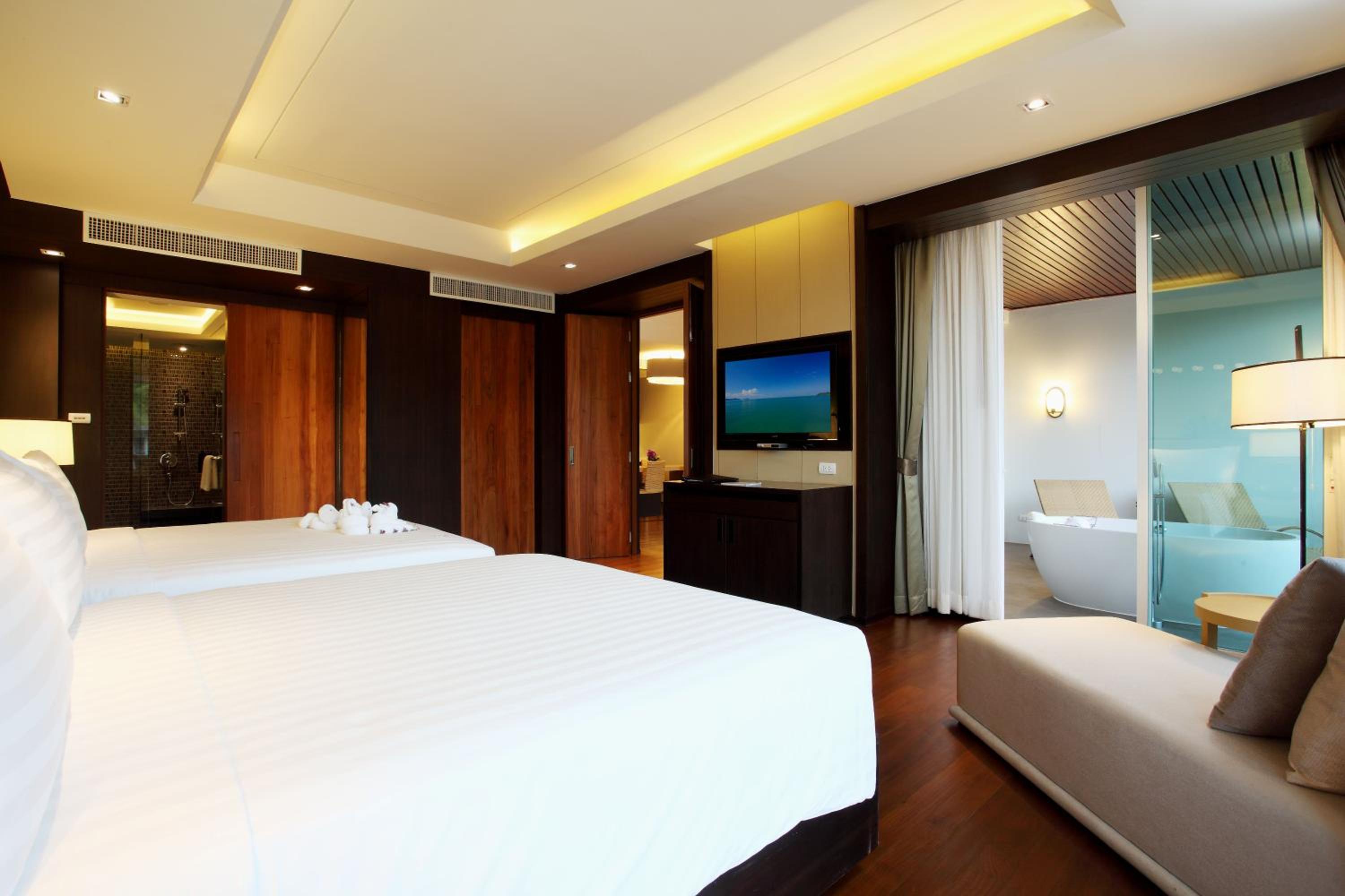 جناح بسريرين مزدوجين بإطلالة على المسبح