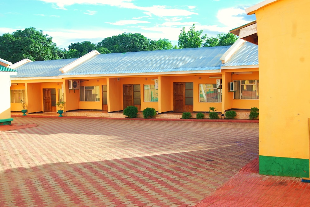 Woodlands Lodge & Tours 6/50