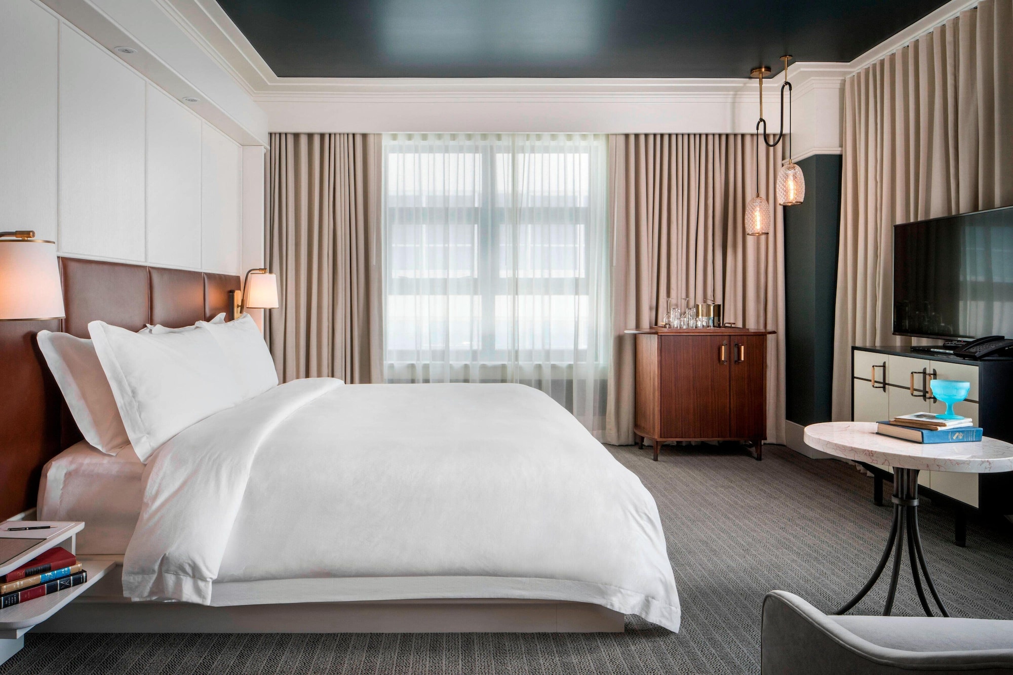 GRAND, KING BED, CORNER