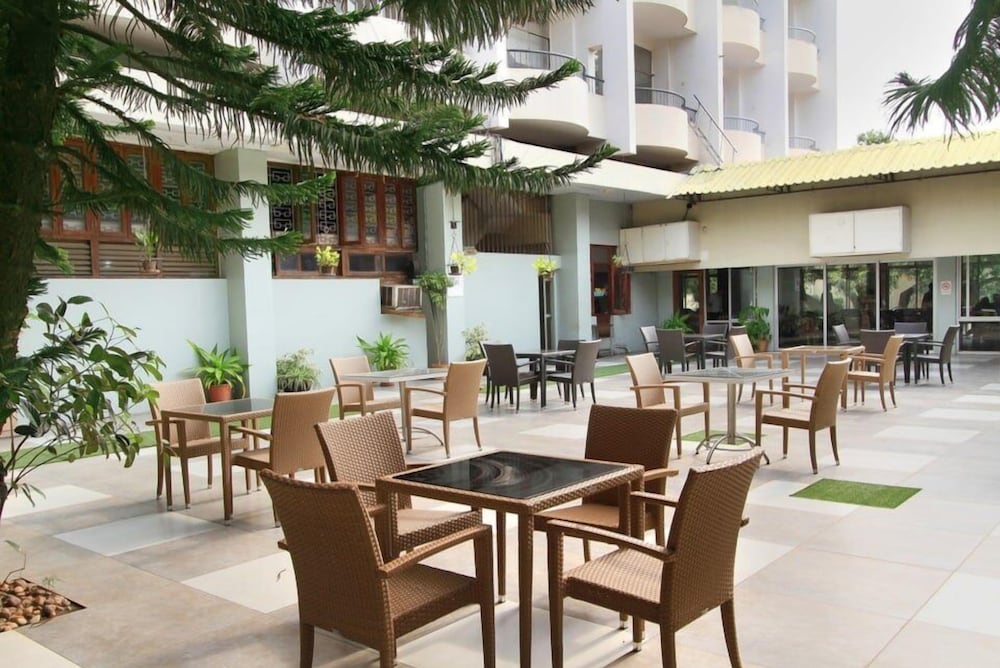 WOODLANDS HOTEL 48/50