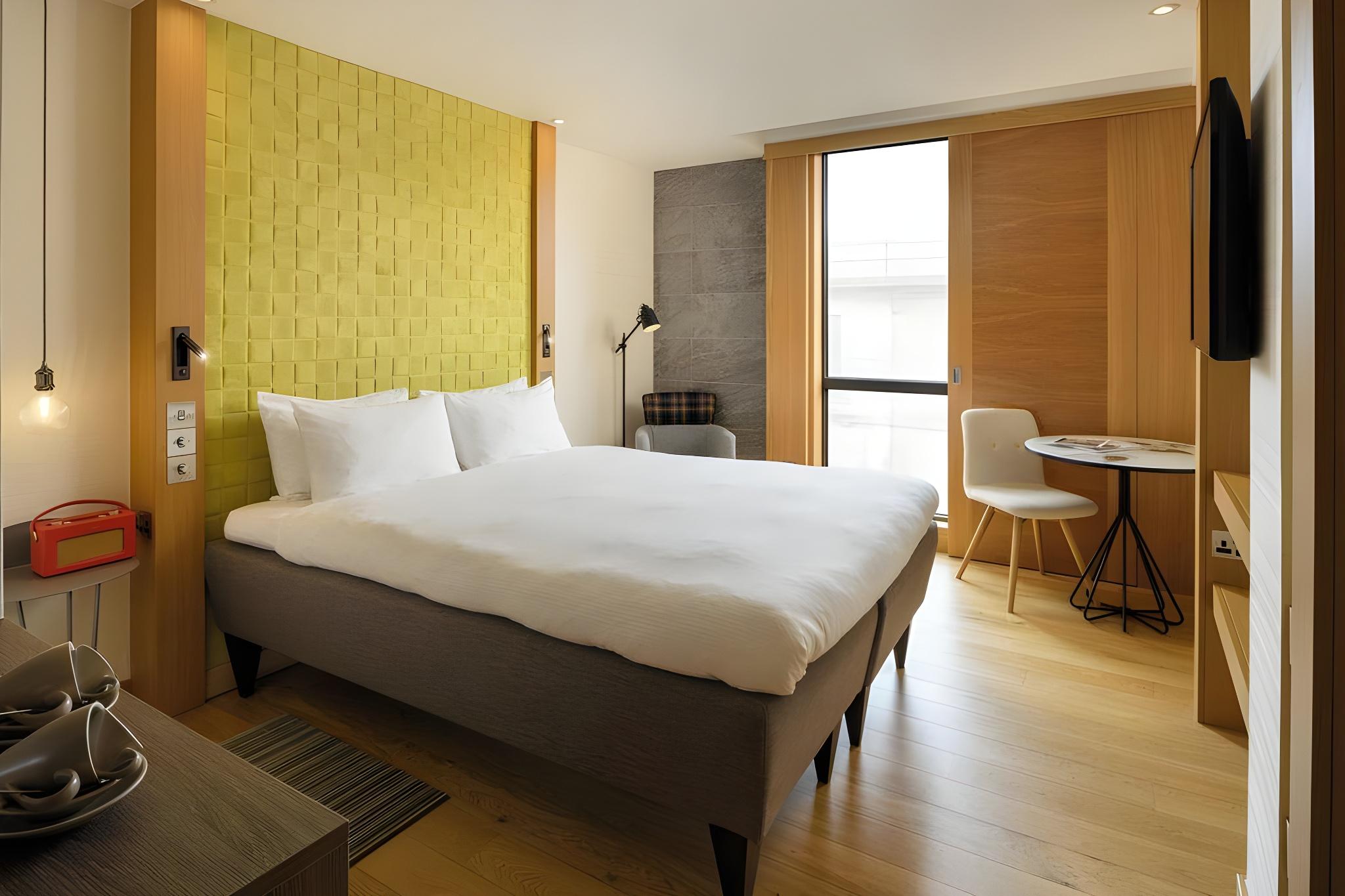 Artist, Queen Bed, with View