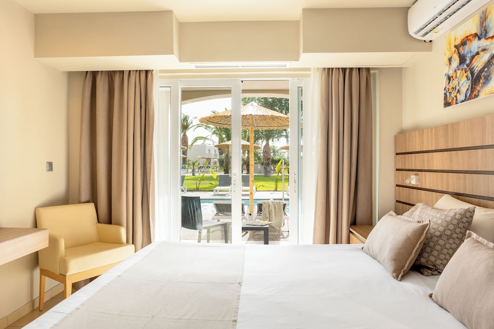 Swim Up, Family, Double and Twin Beds