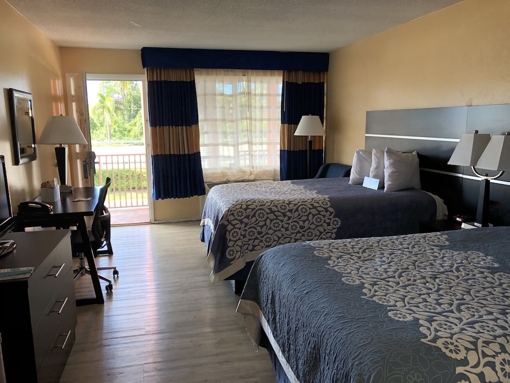 Days Inn by Wyndham Fort Myers Springs Resort 16/43