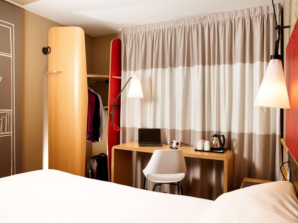 Ibis Swansea 12/63