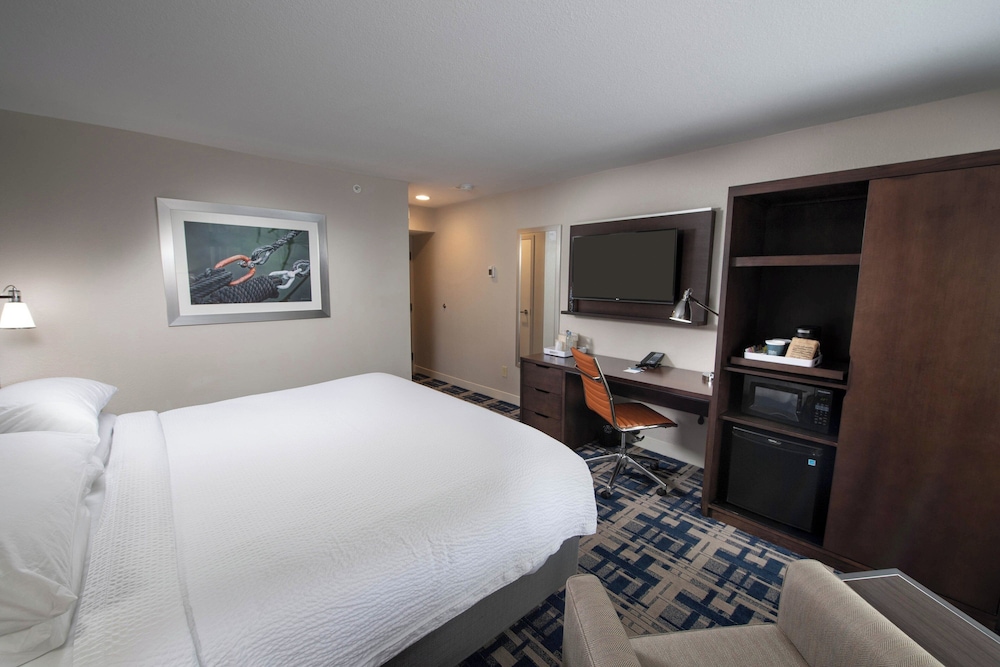 Traditional, Queen Bed, Accessible