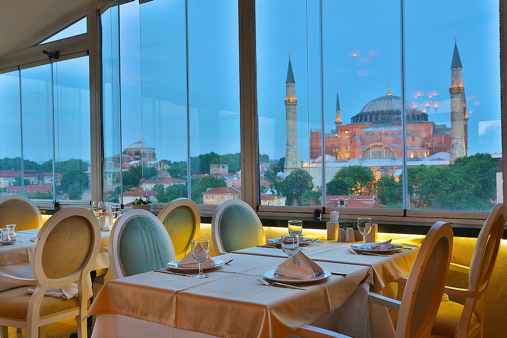 THE ISTANBUL HOTEL 35/50