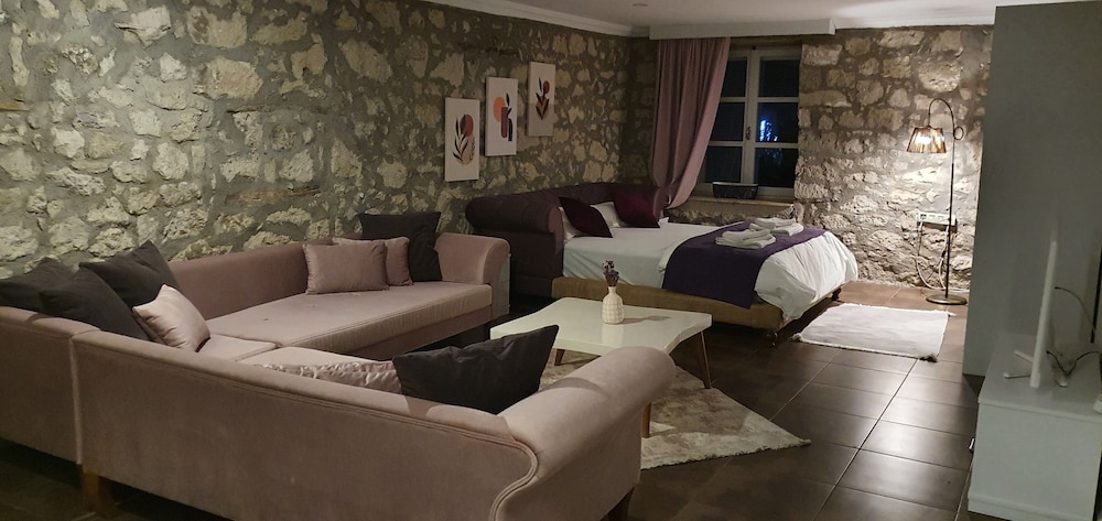 Leyla Suite 17/30